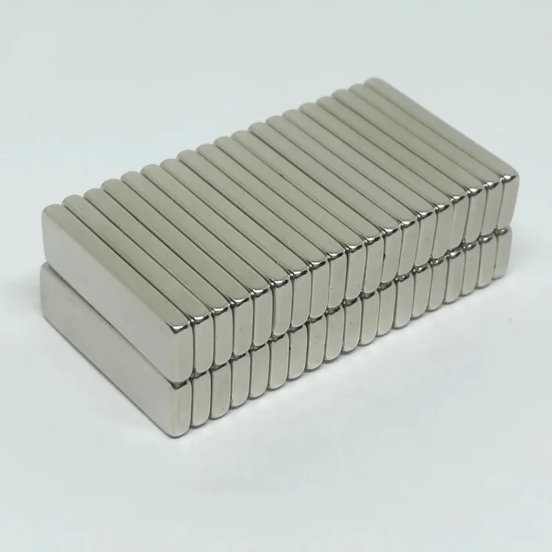20mmx6mmx2mm 厚さのネオジムブロック磁石 N35 薄型磁石超強力な長方形